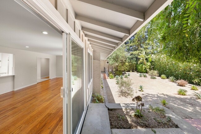 Building Photo - Spacious Menlo Park Retreat with 6 Bedroom...