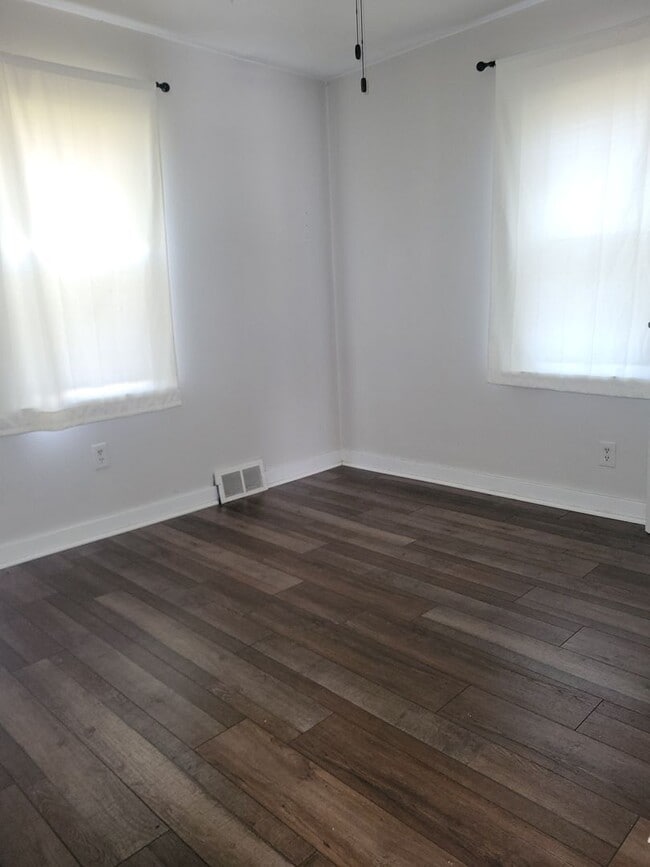 Building Photo - Three bedroom two bath located in North Hills!