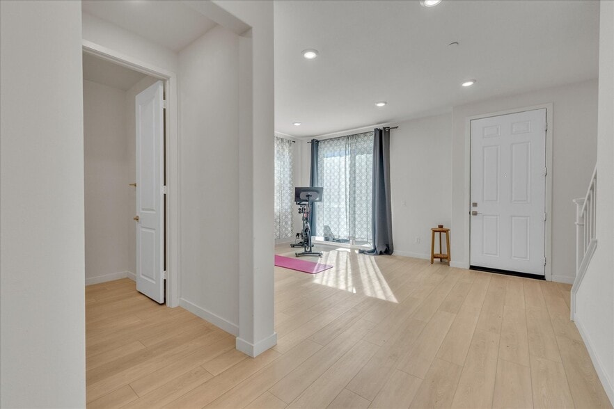 Building Photo - 27116 Valley Oak Pl