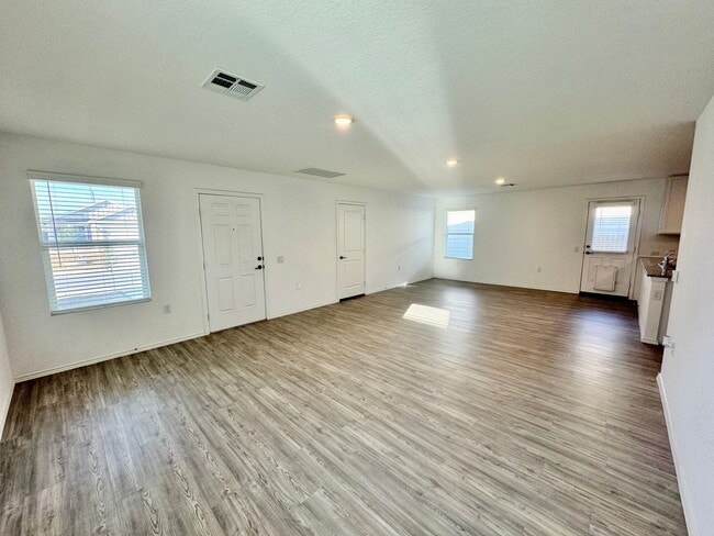 Building Photo - Charming 3/2 Home with Garage, Fenced Backyard & Community Amenities!