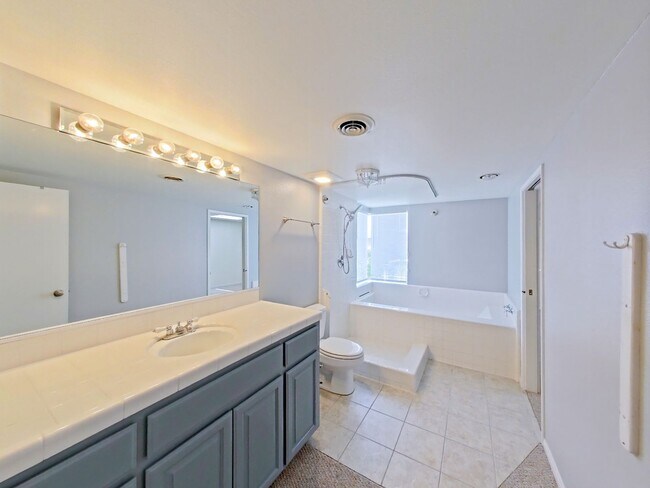 Building Photo - 617 E Avenida San Juan