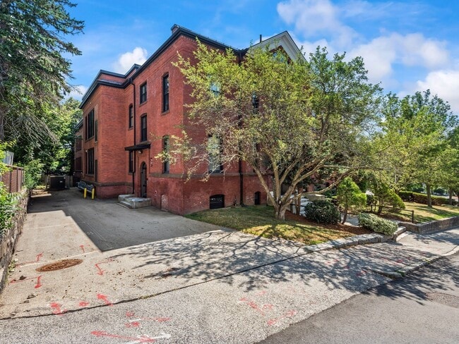 Building Photo - 28 Adams St