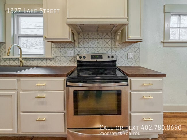 Building Photo - 1327 Lake St