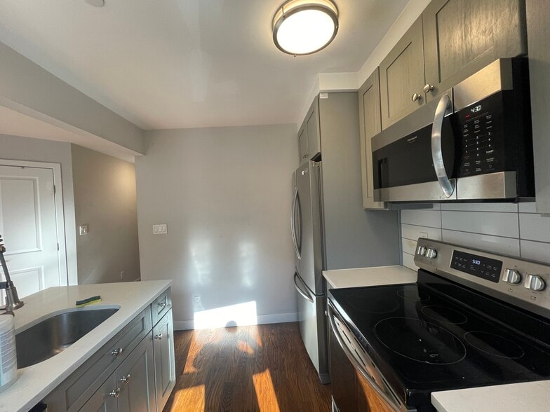 Building Photo - 3592 Greystone Ave