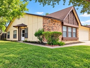 Building Photo - 4 Bedroom Home in Heritage Farms with Fireplace, Covered Patio and 2 Car Garage