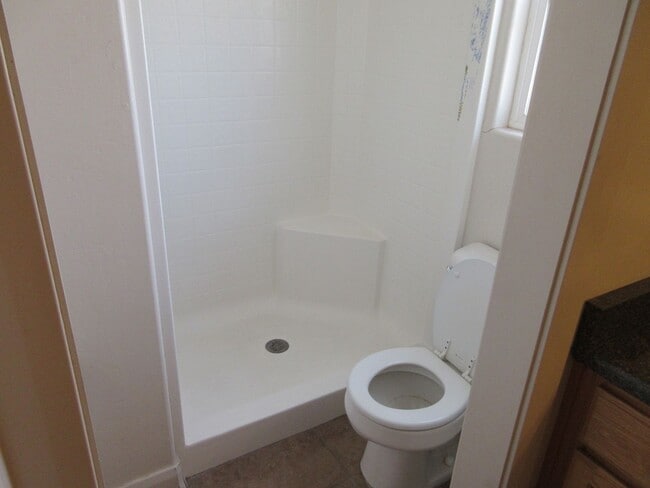 Building Photo - 7 bedroom, 3 bathroom twin home
