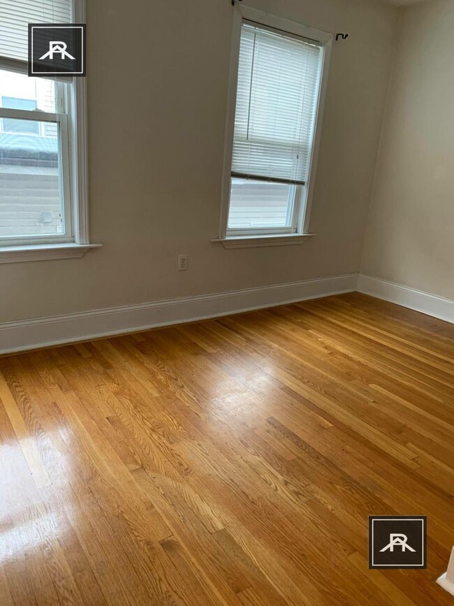 Building Photo - 3 bedroom in Brookline MA 02446