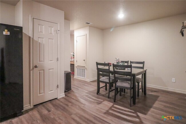 Building Photo - 1914 Castroville Trl