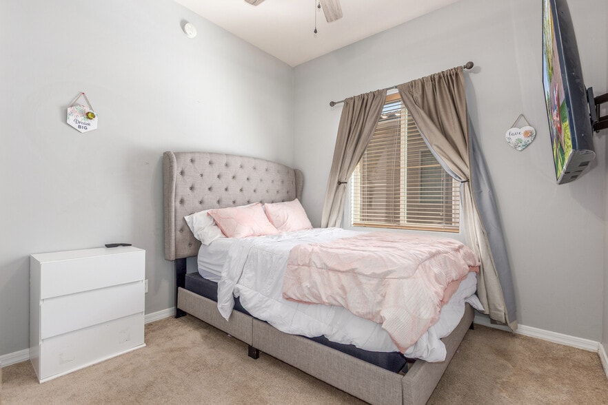 Building Photo - 8434 N Sunny Rock Ridge Dr