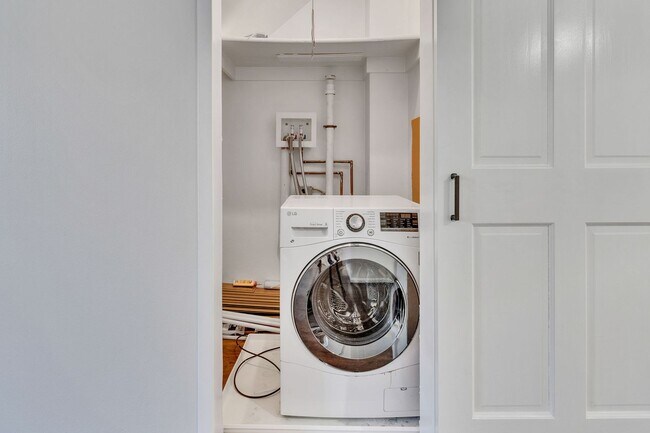 Building Photo - Spacious Corner unit 1 BR 1 BA