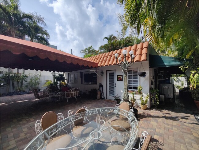 Building Photo - 1823 S Bayshore Ln