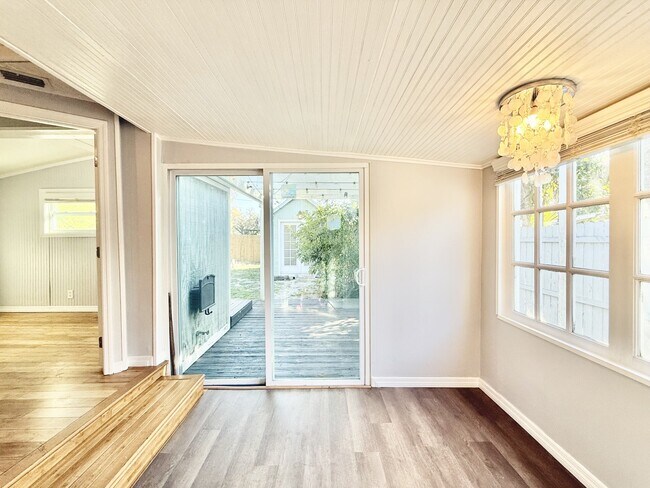 Building Photo - 713 Smith St