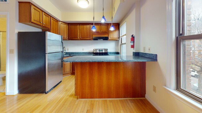 Building Photo - Sleek and Updated Studio Apartment W/Full ...