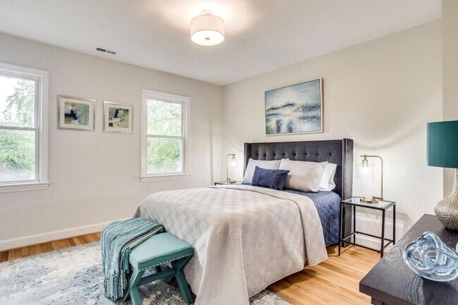 Building Photo - Sunny 2-Bedroom + Den  in SW Waterfront! - Parking included