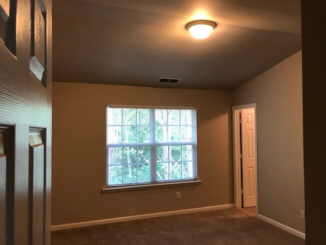 Building Photo - 815 Crestwell Cir SW