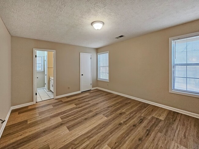 Building Photo - Recently Updated 2/2.5 Flat in Duplex Building - Housing Vouchers Accepted