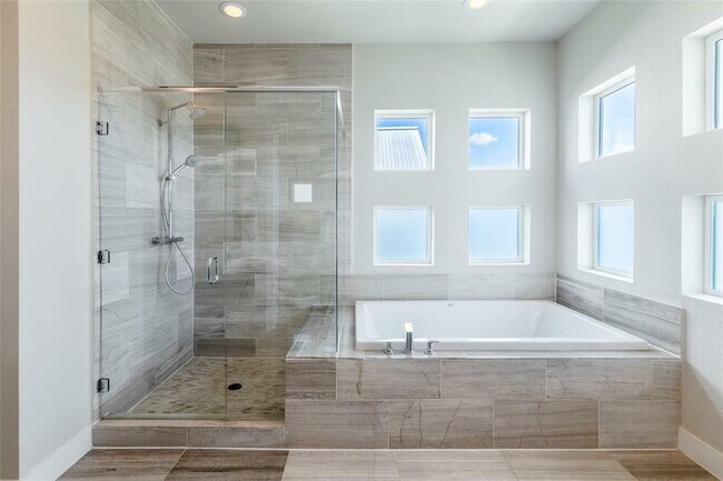 Building Photo - 6025 Seville Dr