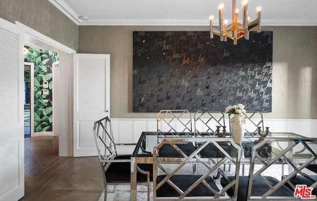 Building Photo - 1514 Sunset Plaza Dr