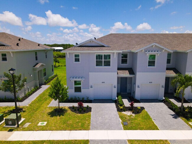 Building Photo - 630 SE Lk Fls St