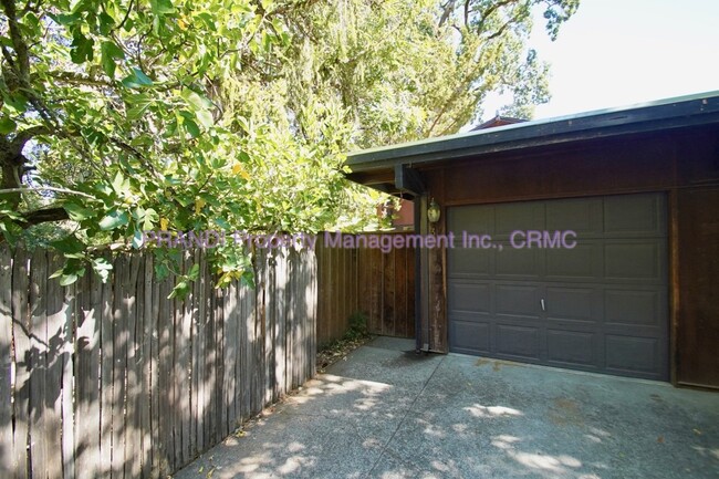 Building Photo - 2Br Duplex With Garage, Close to Downtown ...