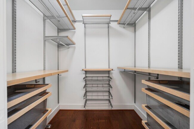 Building Photo - 905 Juniper St NE