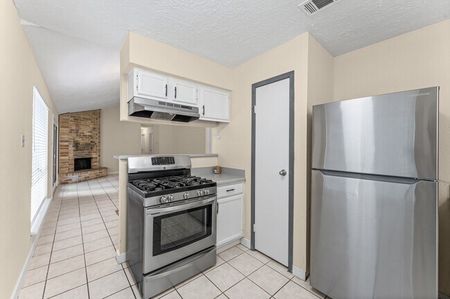 Building Photo - 5204 Beaverbrook Dr