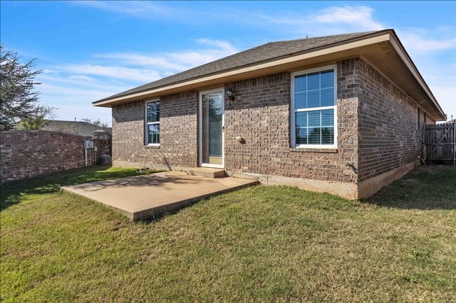 Building Photo - Adorable Cozy Home in Yukon (Mustang Schools)