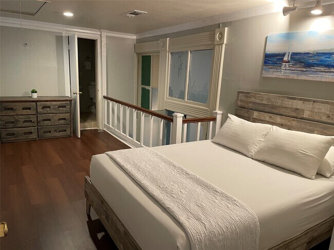 Building Photo - 2118 The Strand