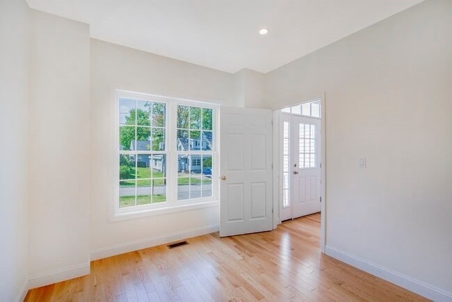 Building Photo - 2 Manchester Pl