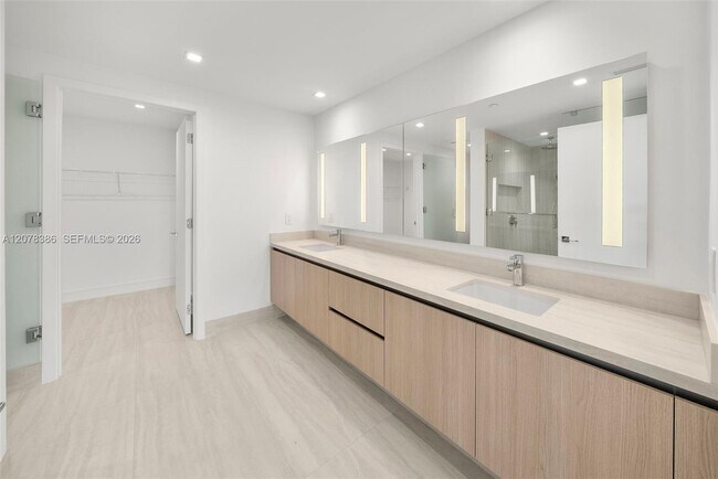 Building Photo - 2411 Laguna Cir
