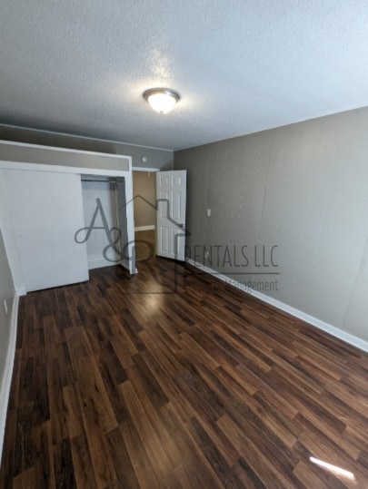 Building Photo - 207 E Park St