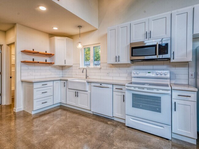 Building Photo - 2Bed 2Bath Home with Washer/Dryer!