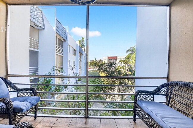 Building Photo - 1630 Embassy Dr