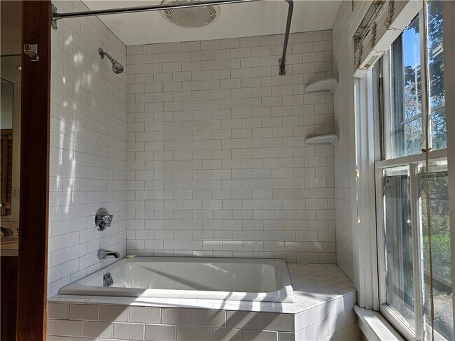 Building Photo - 10 Cherry St