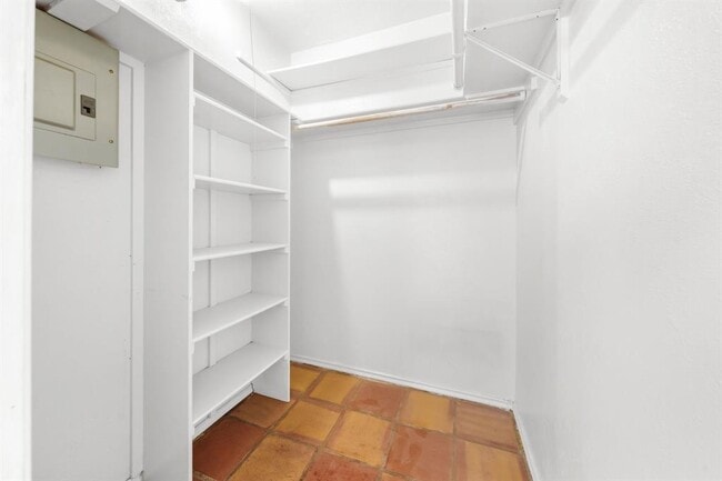 Building Photo - 505 W 7th St