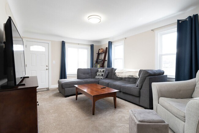 Building Photo - OPEN HOUSE SATURDAY 5/10 FROM 3:00 TO 4:00...