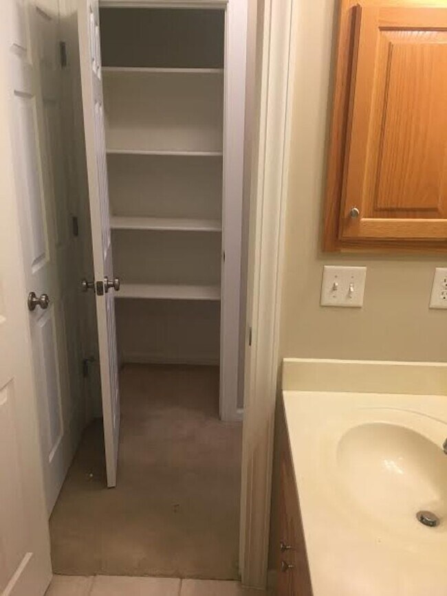 Building Photo - Perfect 3 bed 3.5 bath great school district!!