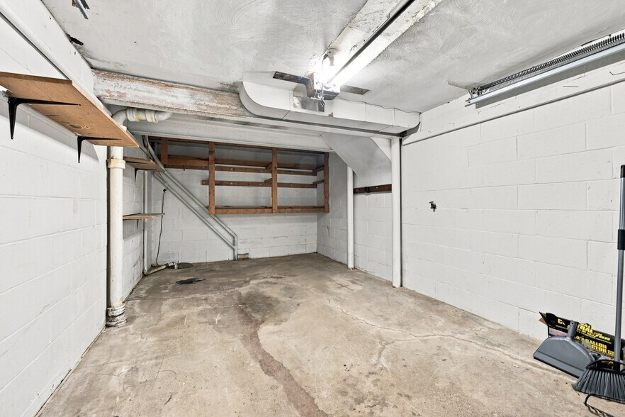 Building Photo - 56 Pointview Rd