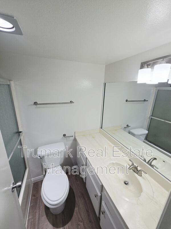 Building Photo - 553 E Orange Grove Ave