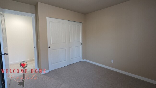 Building Photo - Beautiful open floorplan with FOUR large bedrooms and a cute office!!  AIR CONDITIONING!!!  NEW C...