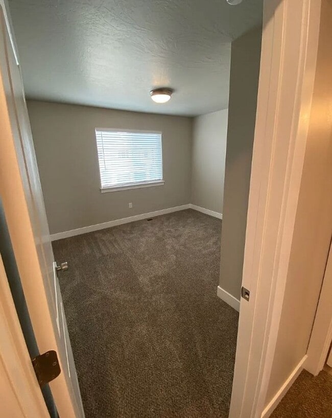 Building Photo - 3 Bedroom End-Unit Townhome in Cedar Bend – Great Cedar City Location