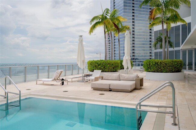 Building Photo - 1300 Brickell Bay Dr