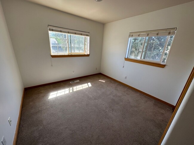 Building Photo - Bring the DOG! 3 Bdrm located in Westside Pines, All Appliances, Newer Paint In & Out, Double Gar...