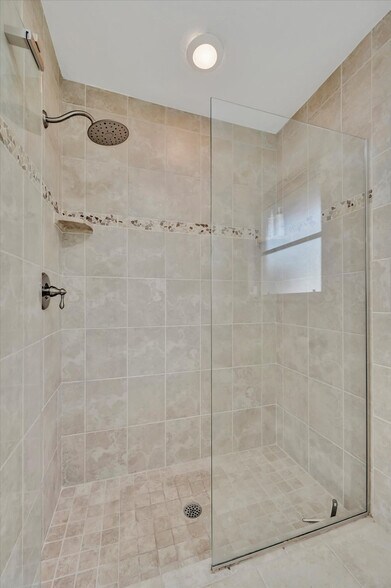 Building Photo - 1038 Contento St