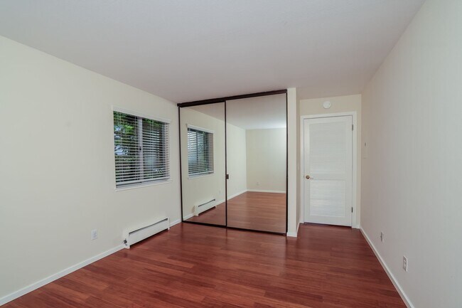 Building Photo - 2 Bedroom Condo in Highly Desirable Richmond Marina Bay!