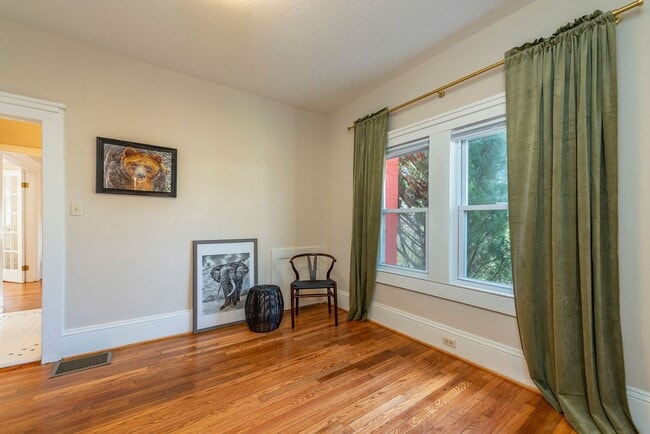 Building Photo - Charming Black Mountain Rental!