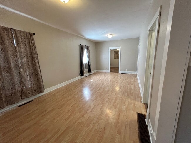 Building Photo - 3 Bedroom 1 Bath Large House with Garage & Many Amenities