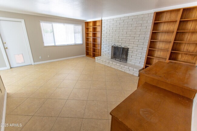 Building Photo - 704 E La Jolla Dr