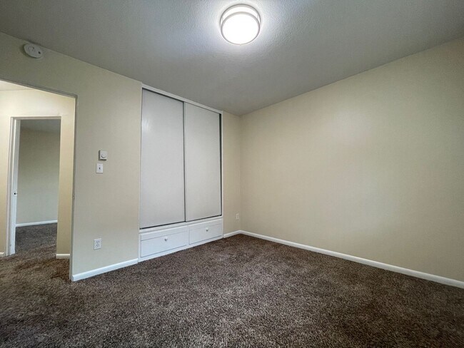 Building Photo - Spacious Montavilla 2 Bedroom Top Floor Un...