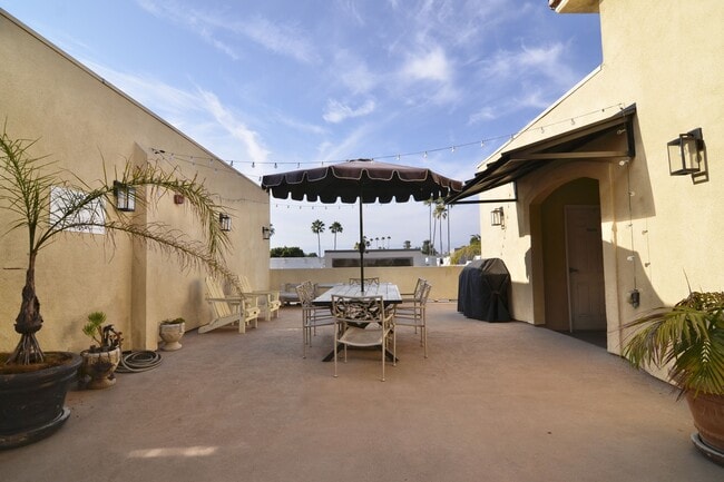 Building Photo - 5703 Laurel Canyon Blvd